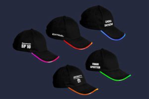 Czarne, bawełniane czapki z daszkiem LED - w nocy - różne kolory - przykłady nadruku