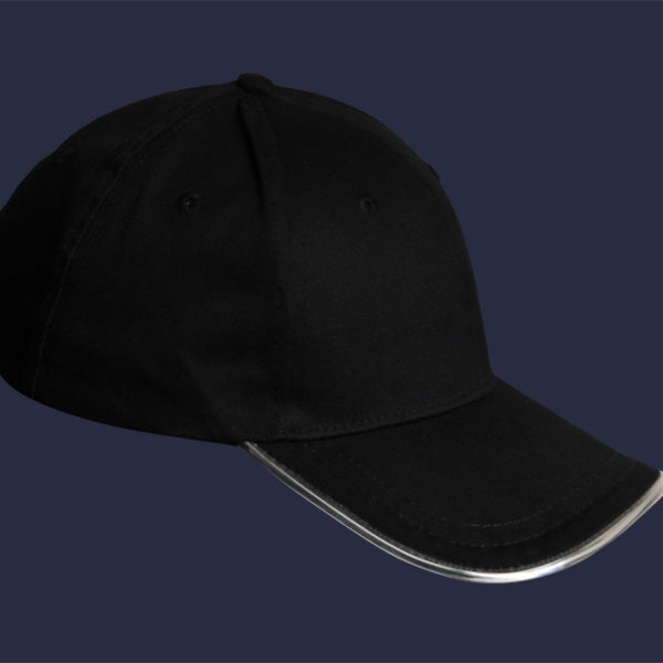 Czarna, bawełniana czapka z daszkiem LED - w nocy