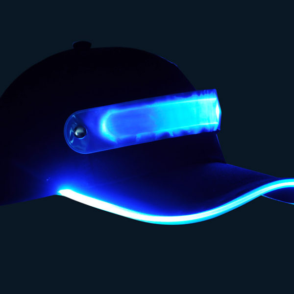 Czapka baseballówka z niebieskim LED wokół daszka - w nocy
