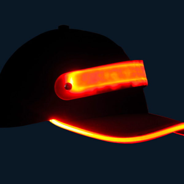 Czapka baseballówka z czerwonym LED wokół daszka - w nocy