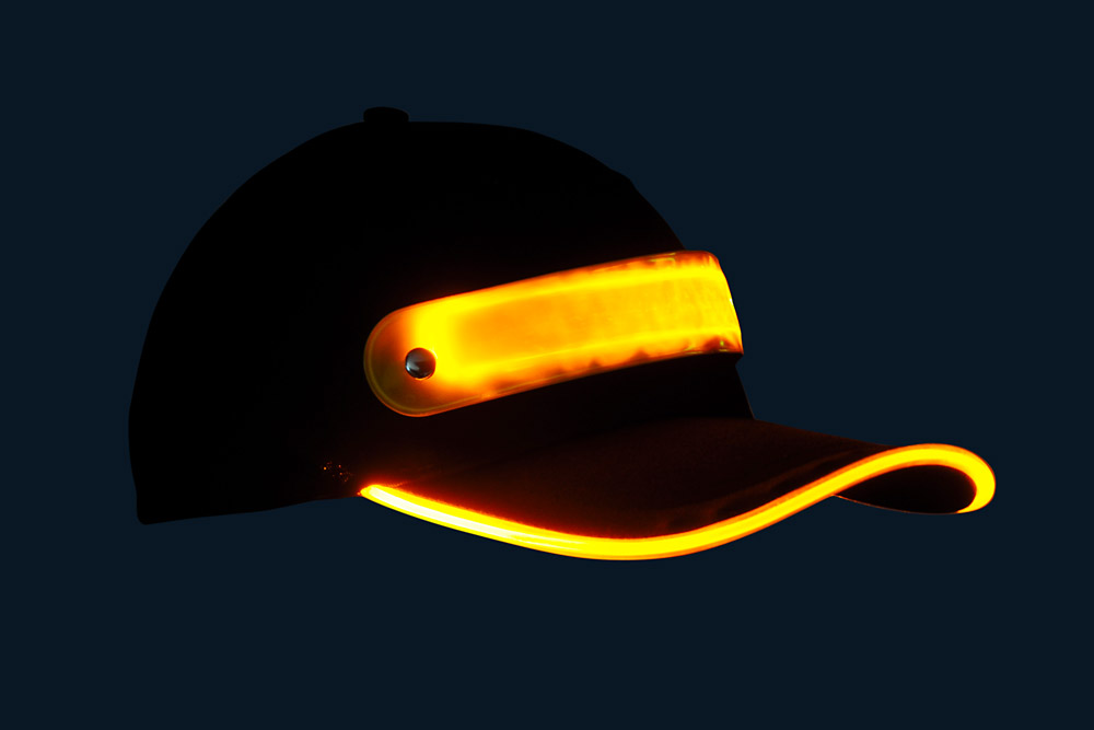 Czapka baseballówka z żółtym LED wokół daszka - w nocy